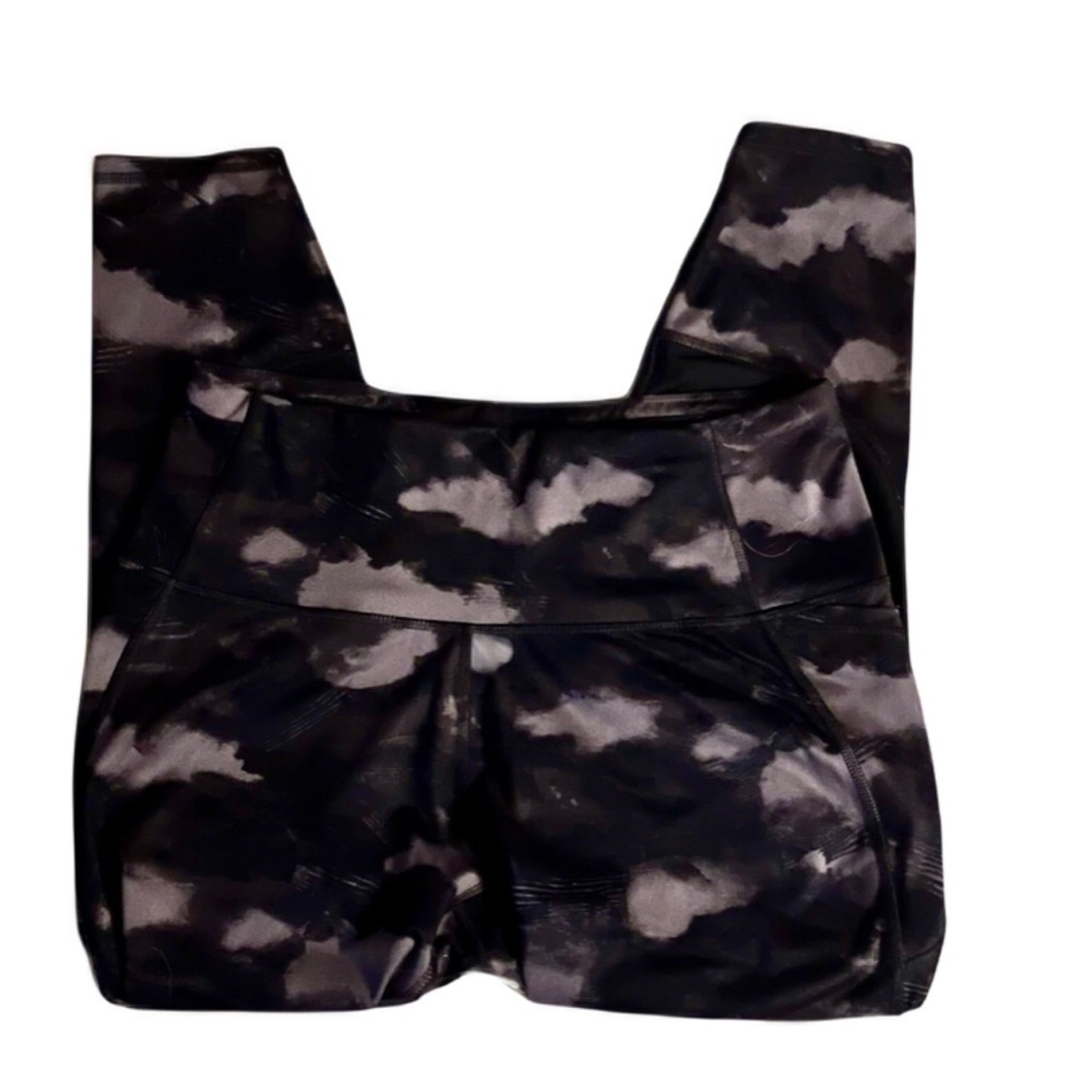 EUC! Women’s Bkack/Grey Camouflage Leggings Size XL